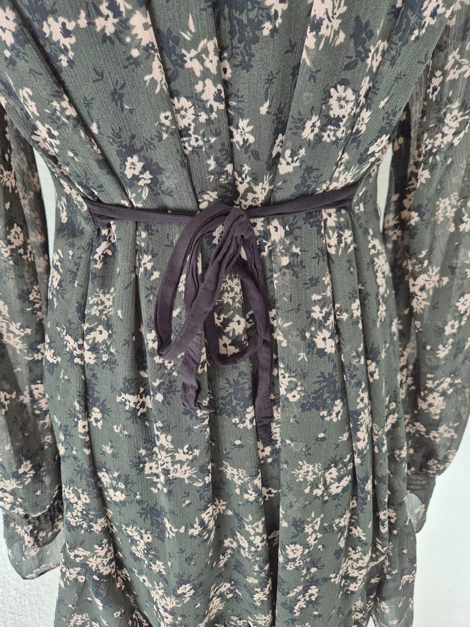 🌸 Vestido Zara floral cáqui P – seda fluida – mangas compridas – gola de babado – cinto – estilo boêmio chique – photo 6